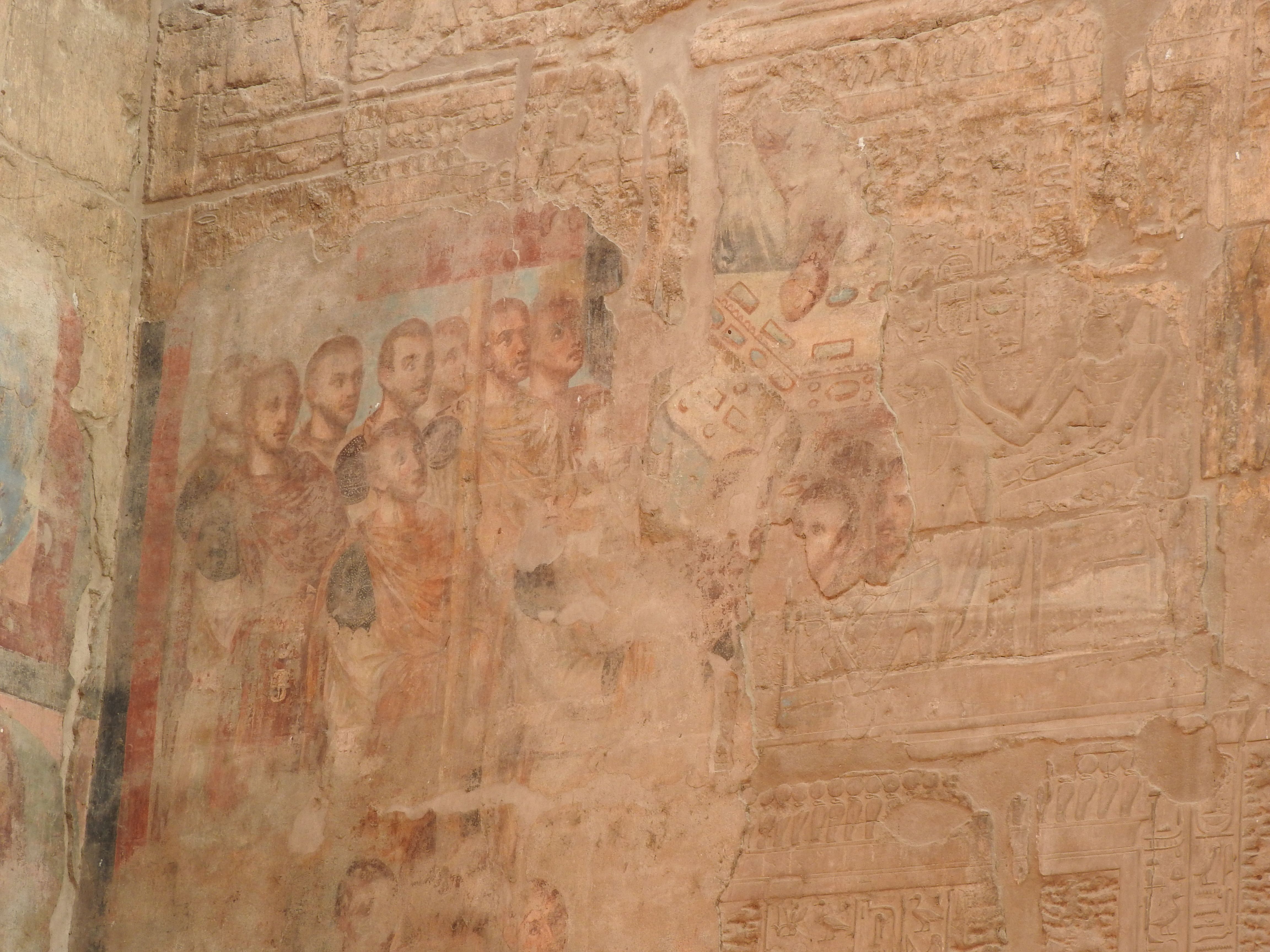 Pared con imágenes cristianas