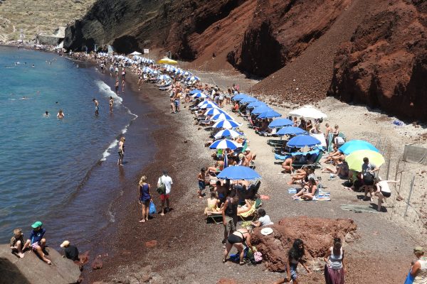 Playa de arena roja