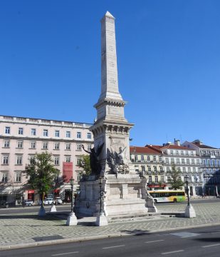 Obelisco en plaza de los restauradores