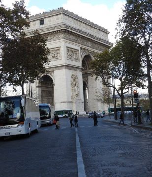 Calle acceso a Arco de Triunfo