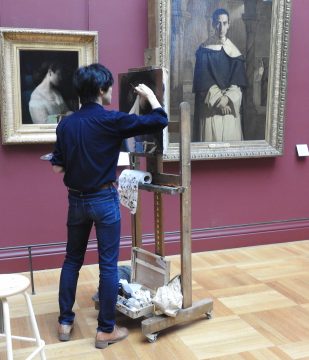 Artista pintando en el Louvre